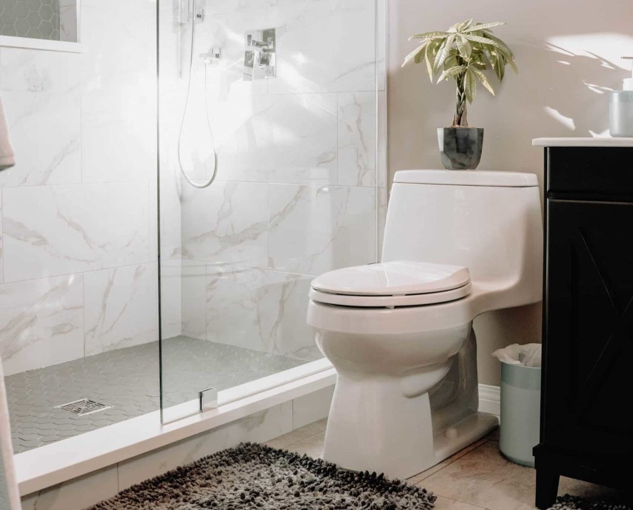 A sparkly-clean bathroom with streak-free shower glass doors thanks to the Simple Scrub.
